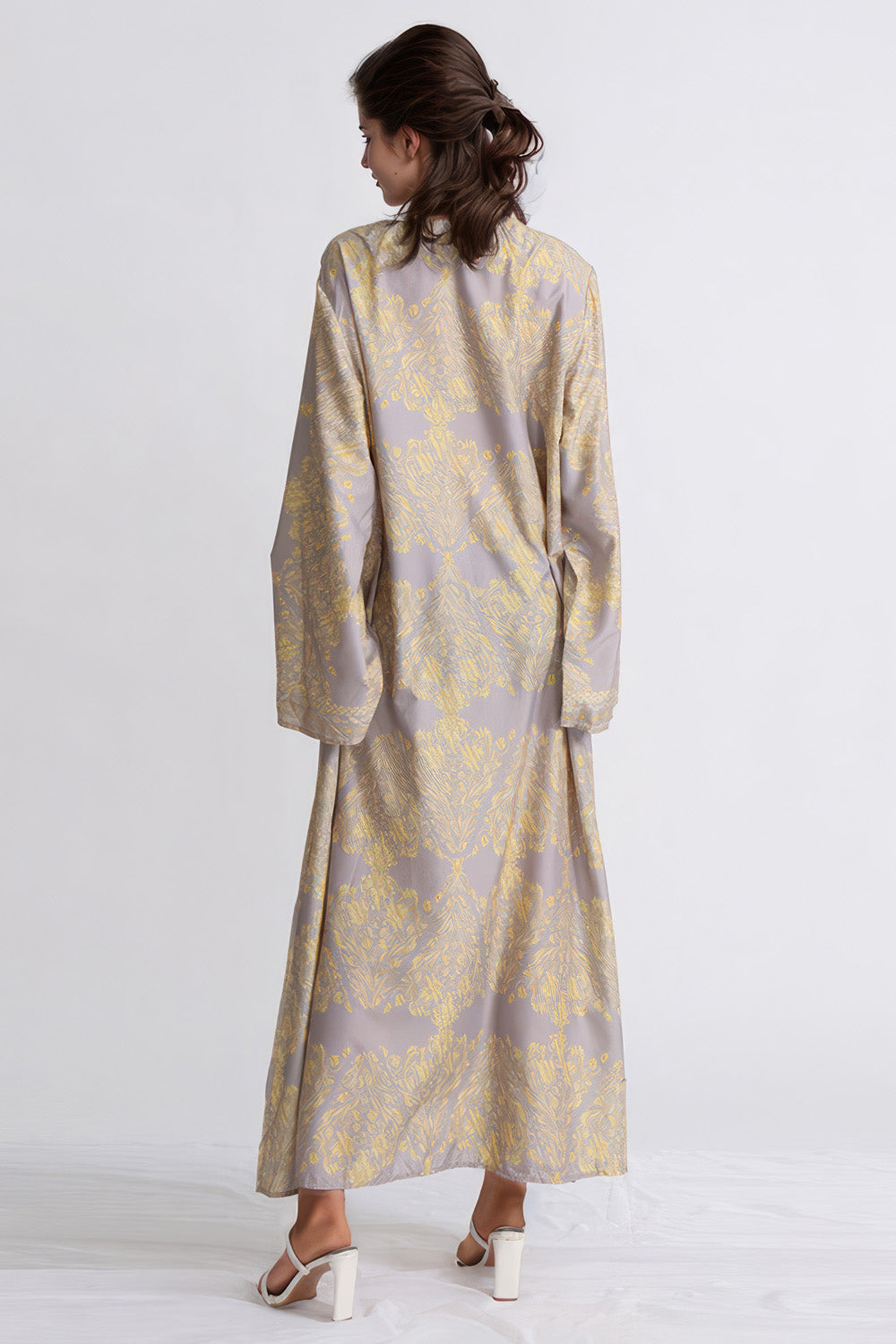 Wzorzysta sukienka midi z dekoltem w szpic - Khaki