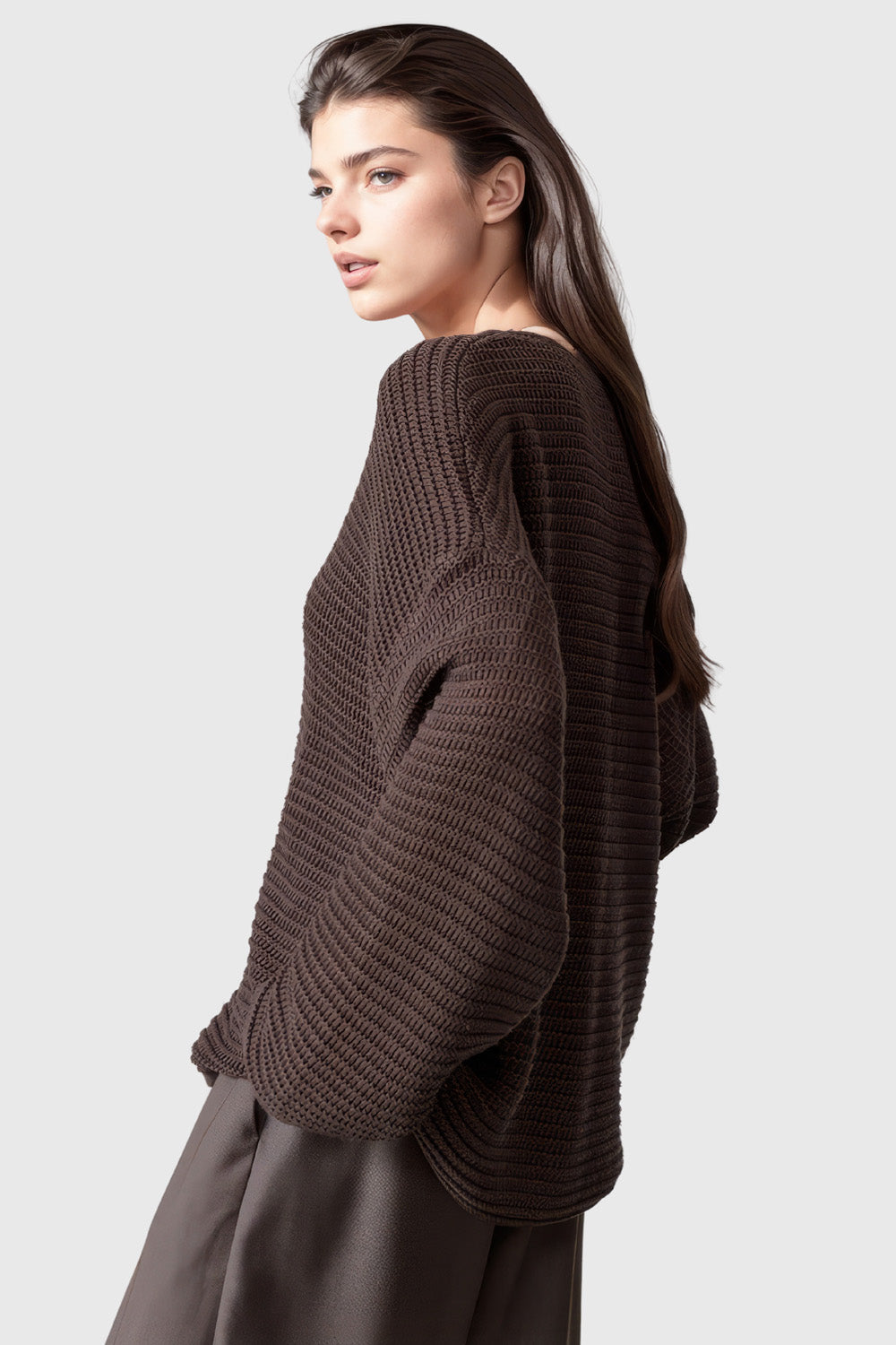 Dzianinowy sweter z dekoltem V - brązowy