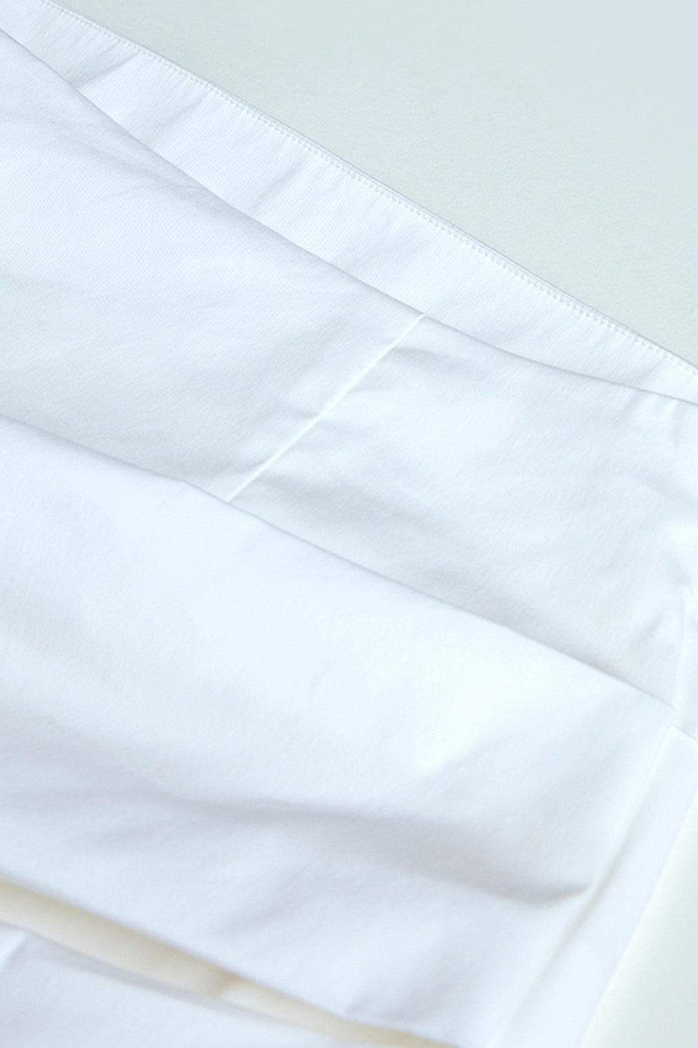 Spódnica do kolan ze składanymi detalami - biała
