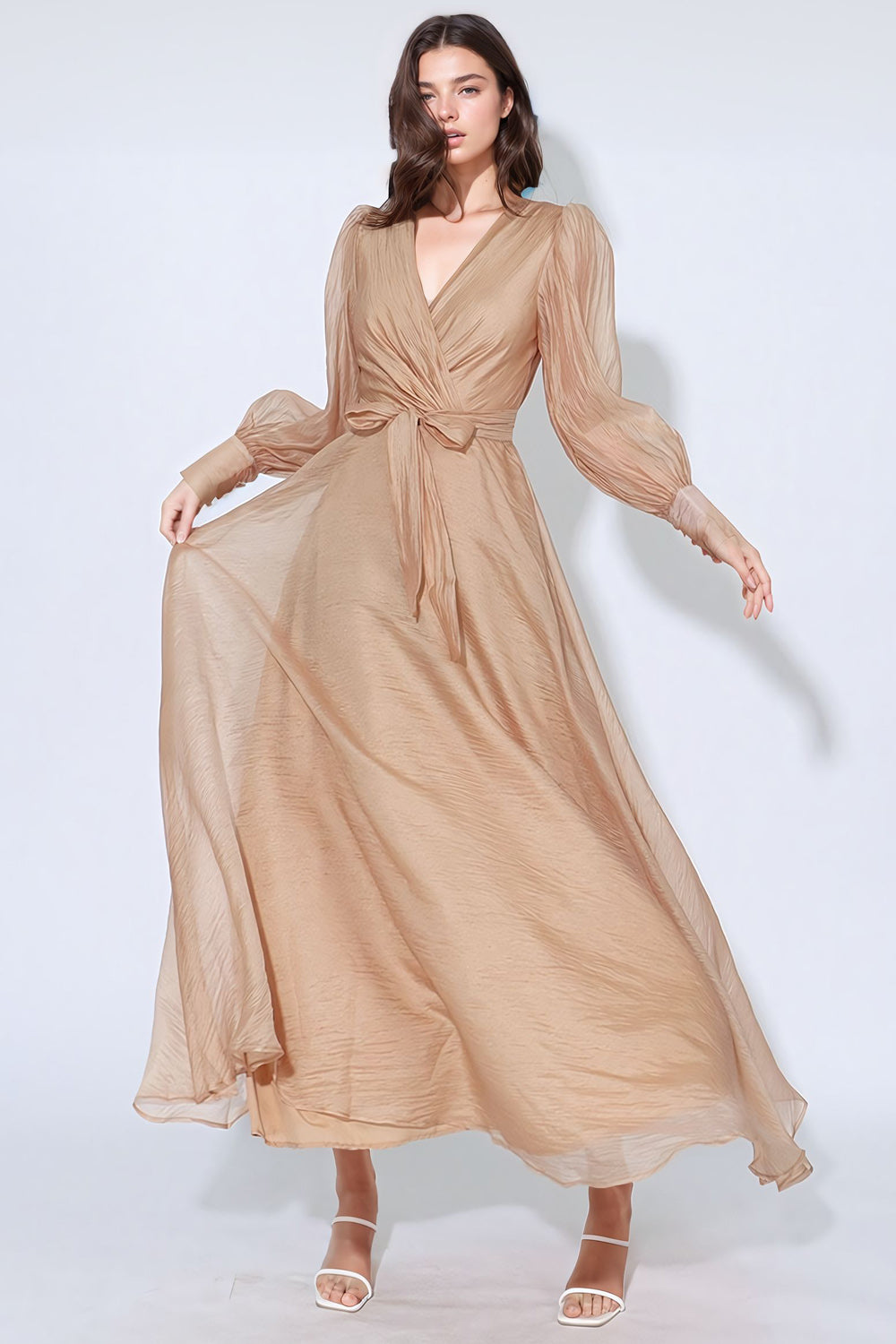 Siateczkowa sukienka maxi z dekoltem w szpic - beżowa