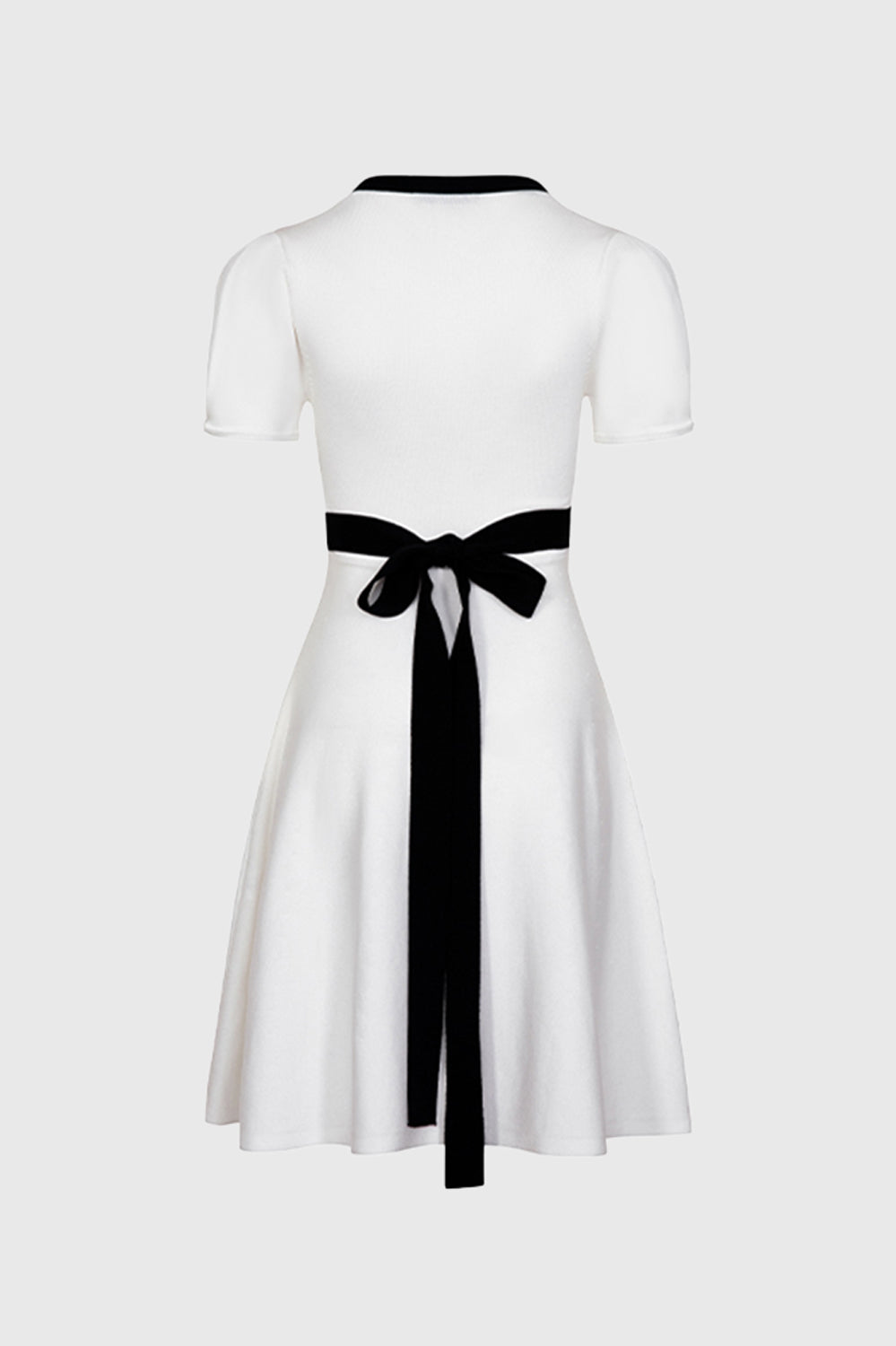 Kontrastowa sukienka z krótkim rękawem - biała