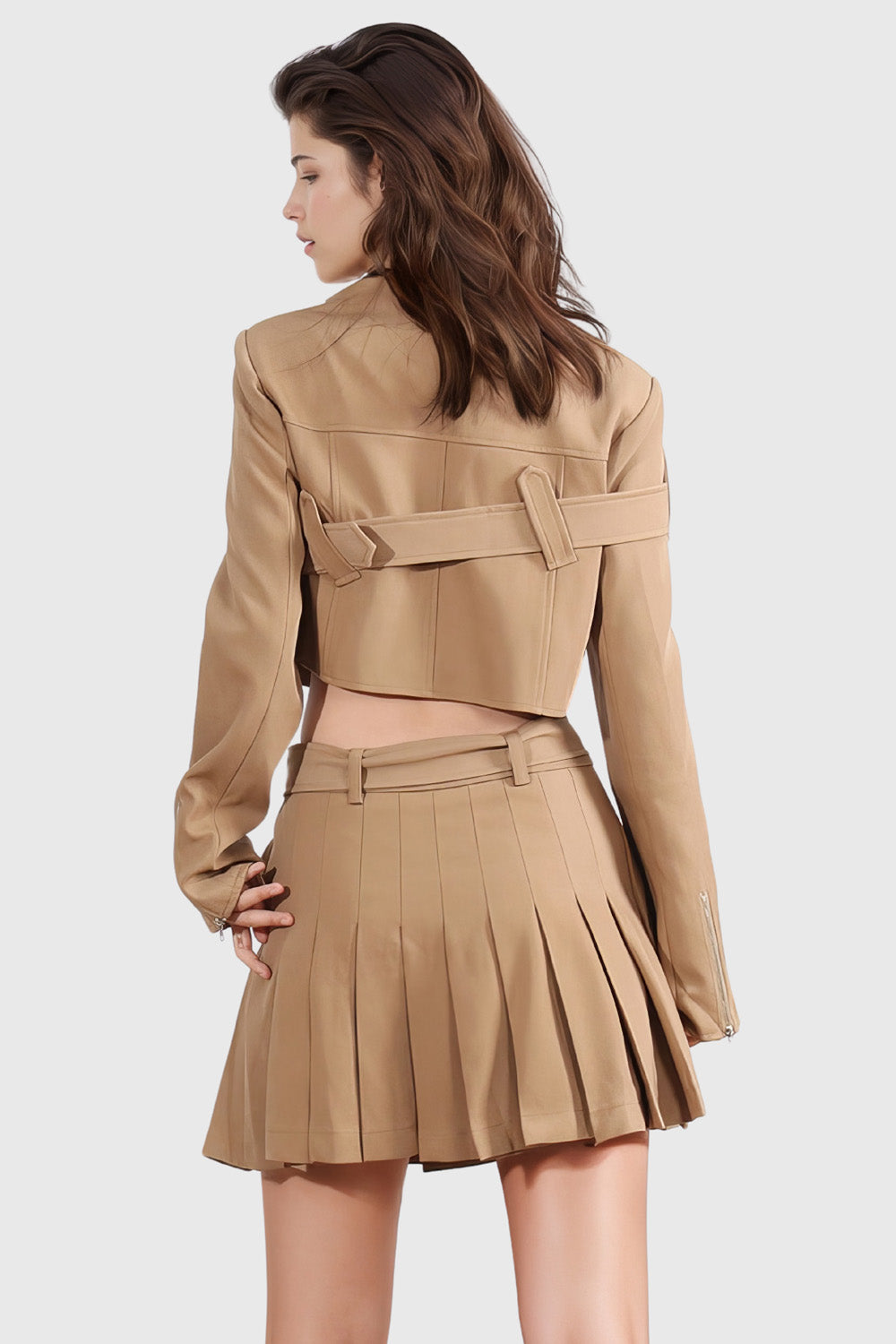 2-delat set med bältesläggning, jacka och kjol - brun