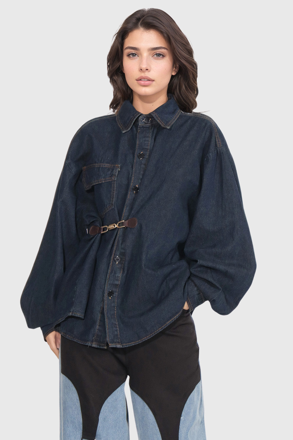 Lös skjorta i jeanstyg med läderdetaljer - mörkblå