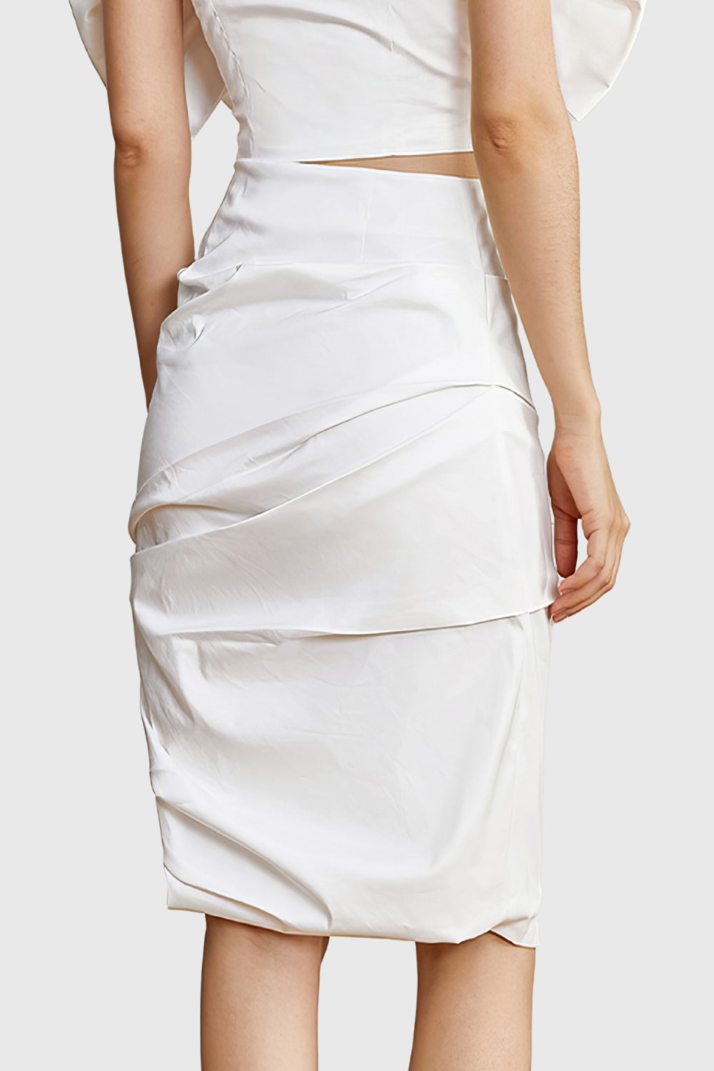 Spódnica do kolan ze składanymi detalami - biała