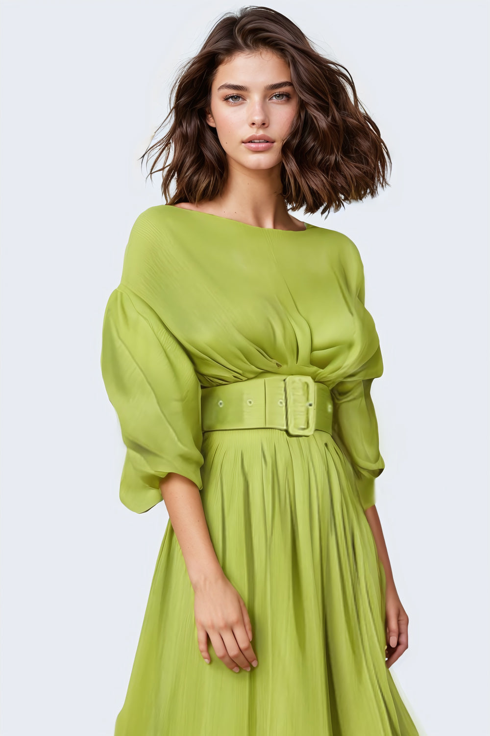Plisowana sukienka midi z paskiem - zielona